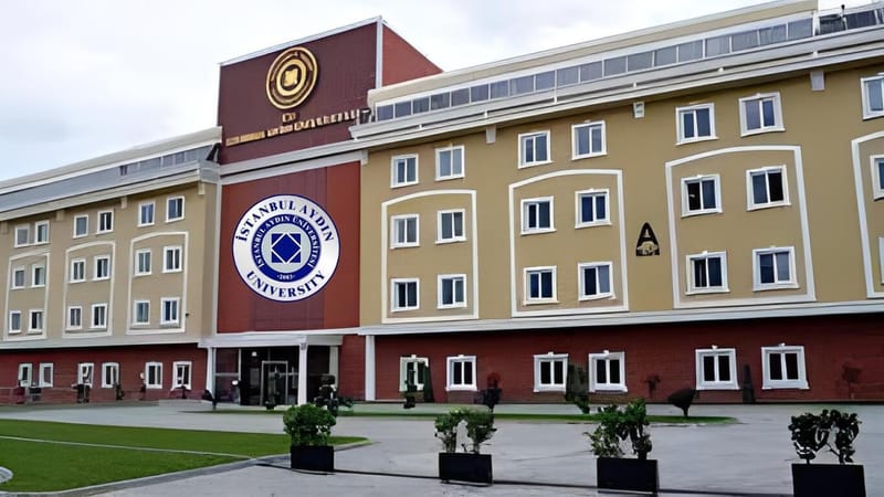 التعليم تعلن توفر 12 منحة دراسية مقدمة إلى العراق من جامعة إسطنبول ايدن التركية