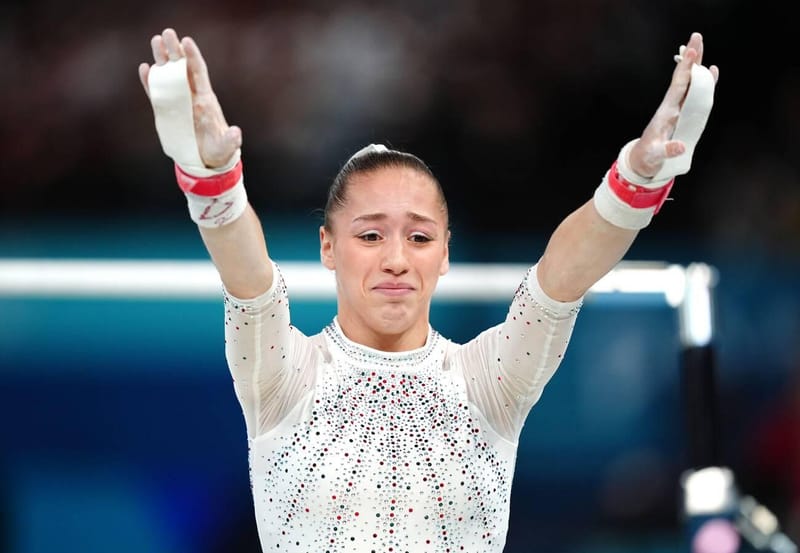 تحدّت فرنسا وأبكتها "دموع الندم".. بطلة صغيرة تصنع تاريخًا للعرب في الأولمبياد