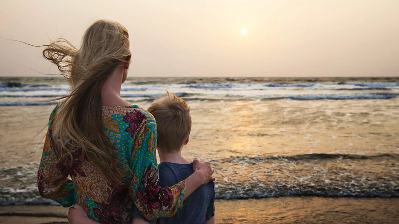 لماذا يتعلق الأبناء بأمهاتهم أكثر من آبائهم؟