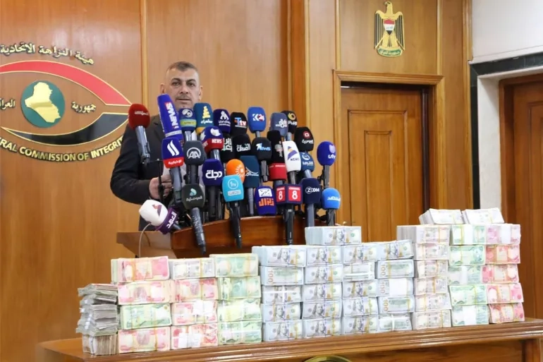 مخاوف من تبخر كدس الدولارات "الضائع" دون كشف المتورطين ودعوات لإيقاف الفساد "المافيوي"سياسة