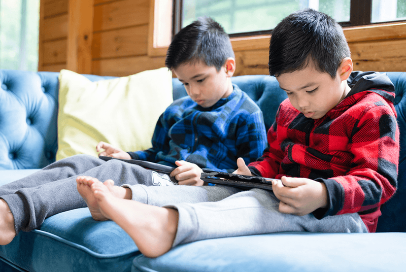 مخاطر الأجهزة الإلكترونية على نفسية الأطفال