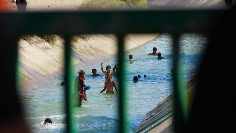 بالصور .. هكذا يخفف زائرو الاربعينية من قساوة الحر