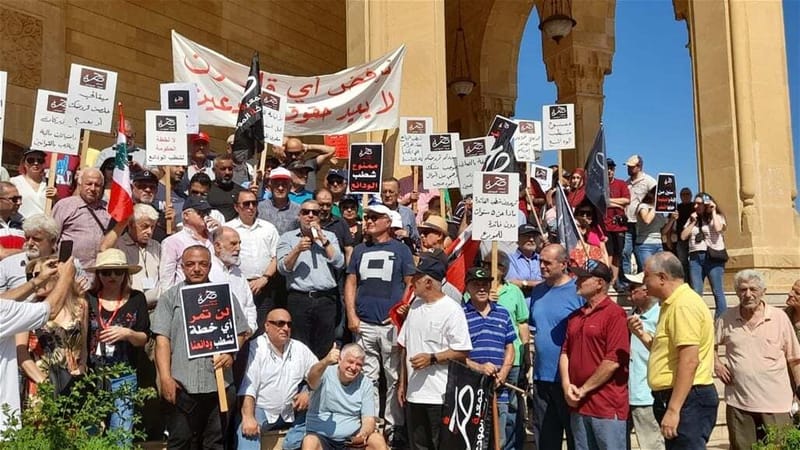 احتجاجات في لبنان بسبب "الودائع المنهوبة"