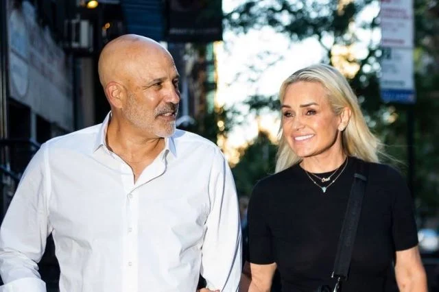 والدة بيلا وجيجي حديد تصدم الجميع بخطوبتها بسن الـ60