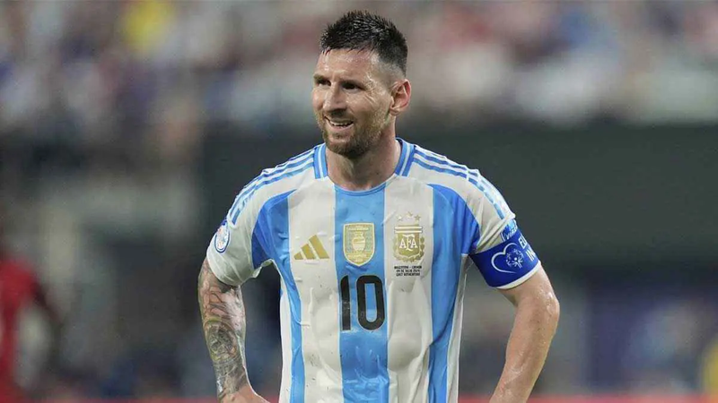 من يحمل شارة قيادة منتخب الأرجنتين في غياب ميسي؟