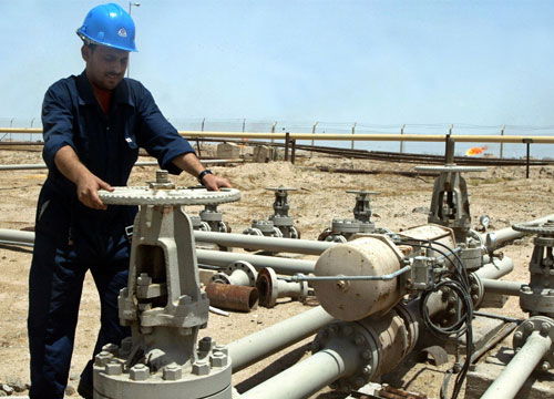 اقتصادي يحذر من انخفاض أسعار النفط: تأخر رواتب الشهرين القادمين وقد يجري تخفيضها