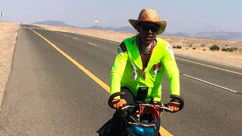 مغامرة أسطورية.. مغربي سبعيني يصل الصين بدراجته الهوائية