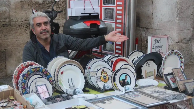 فنان تركي يتقاضى أجرا مقابل الاستماع لاعترافات النساء (صور)‎