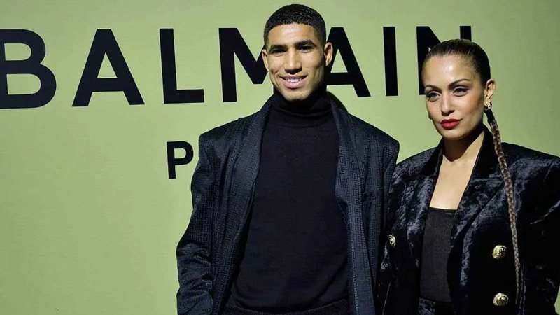 لا أثق إلا بوالدتي.. هل اتهم أشرف حكيمي طليقته بالطمع في أمواله؟