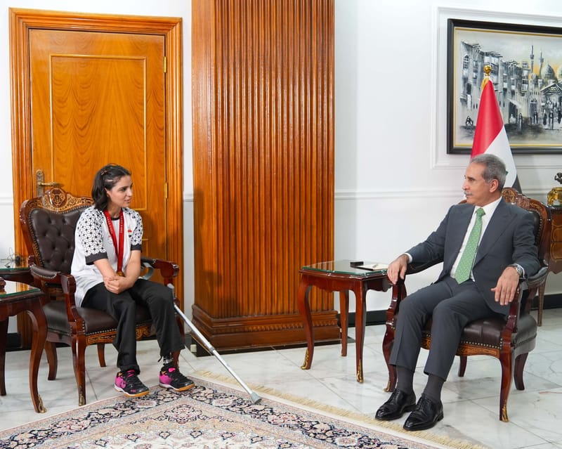 زيدان يكرم اللاعبة نجلة عماد تثمينا لفوزها ورفع اسم العراق بالمحافل الدولية