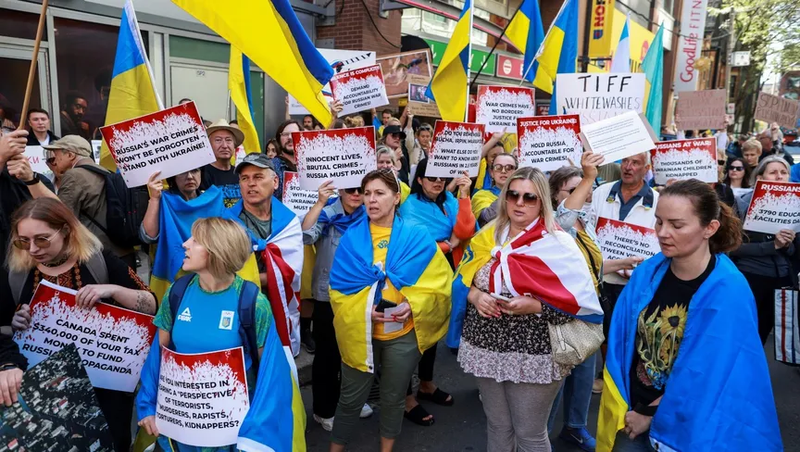 روس في الحرب.. مهرجان تورونتو يعلق عرض الفيلم والاحتجاجات مستمرة