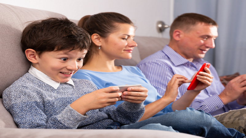 دراسة: استخدام الأهل للهواتف الذكية يؤثر سلبا على مهارات الأطفال اللغوية