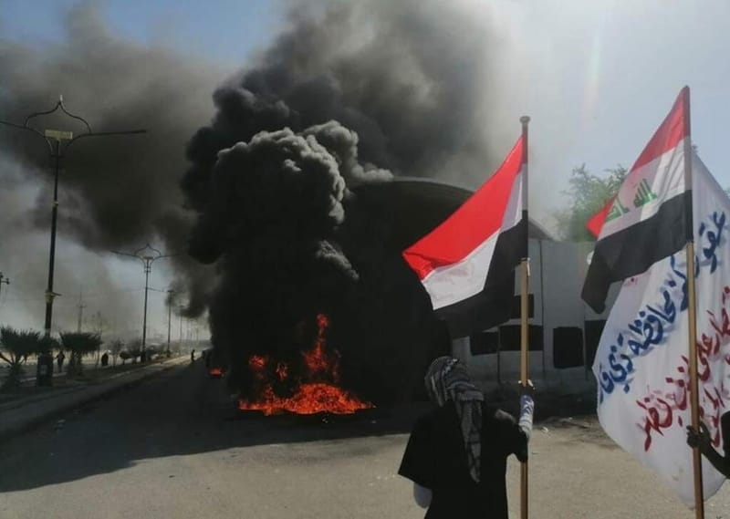 مواجهات بين متظاهرين ومكافحة الشغب أمام مبنى ديوان محافظة ذي قار