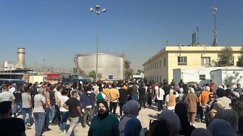 وقفة احتجاجية لموظفي محطة جنوب بغداد: نُقلنا جماعيا وبدون أسباب "تأنوا"