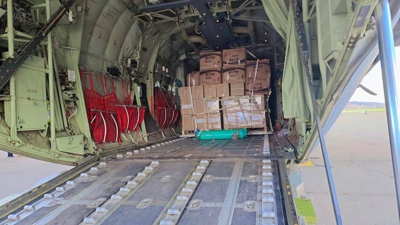 بعد حادثة "بيجر".. العراق يُسعف لبنان بـ15 طناً من الأدوية و20 طبيباً وعاملاً صحياً