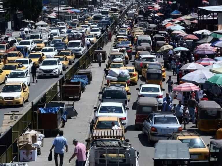 الزحامات تعم بغداد مع بدء العام الدراسي الجديد