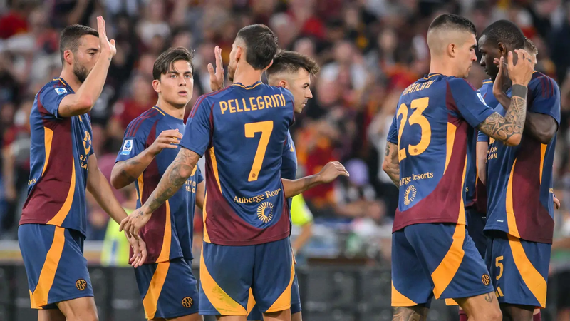 "اللاعبون محبطون برحيل دي روسي عن روما".. تصريح مثير من مدرب سعود عبد الحميد