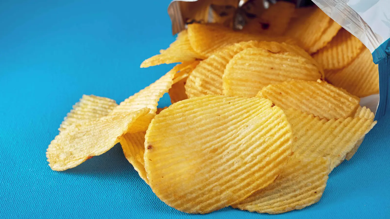 السعودية تحظر بيع "رقائق الشيبس" في مدارسها