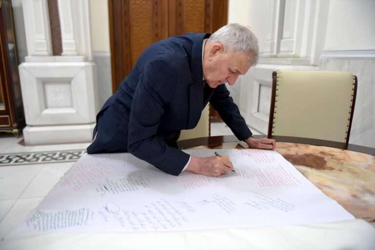 مؤسسة الشهداء تهدي رئيس الجمهورية مجلدا يوثق جرائم نظام البعث الدكتاتوري