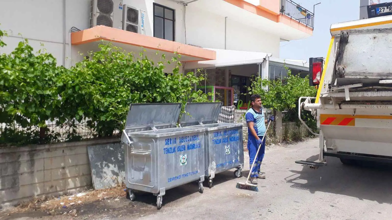 تركيا.. فرز قمامة حي كامل لاستخراج كيس نفايات ثمين (صور)