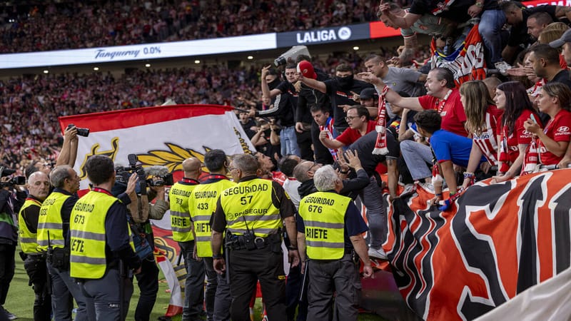 أتلتيكو مدريد يعاقب مشجعا أثار الشغب أمام ريال مدريد
