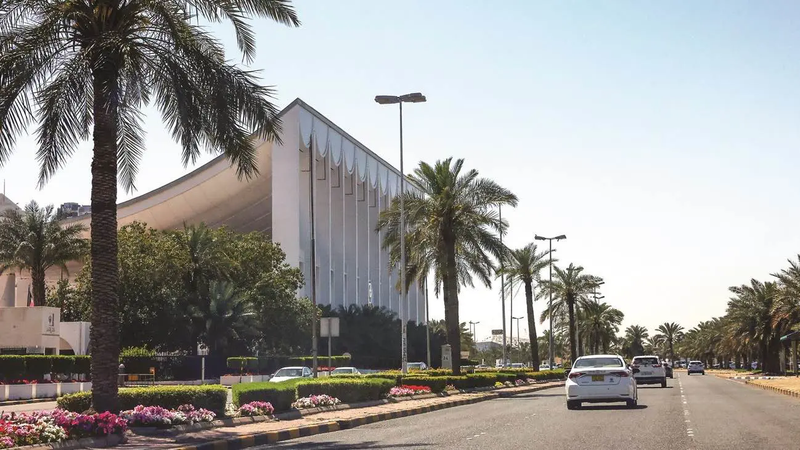 الكويت.. تسريح شرطي "تورط" في تفتيش فتاة "بيديه"