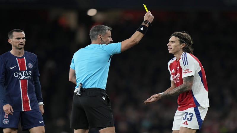 "سيجارة إلكترونية ".. واقعة غريبة شهدتها مباراة آرسنال وباريس سان جيرمان