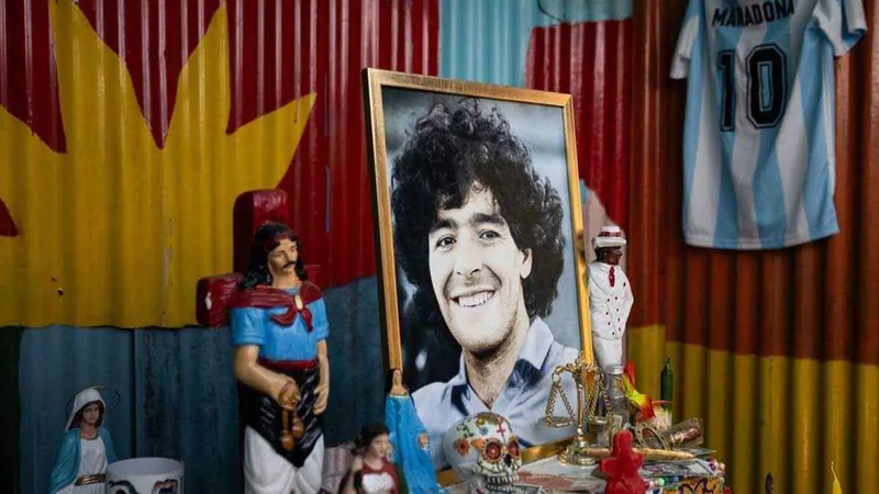 بناء على طلب ابنتيه.. نقل رفات مارادونا إلى نصب تذكاري جديد