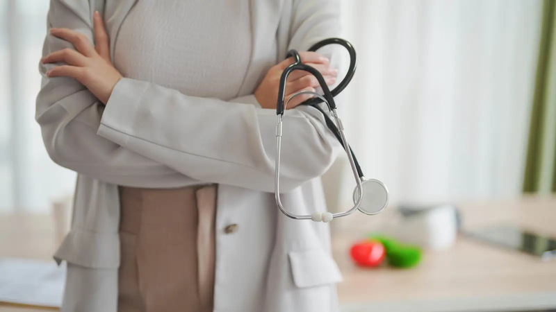 يحصدون النجومية و"الأرواح".. أطباء "وهميون" على مواقع التواصل