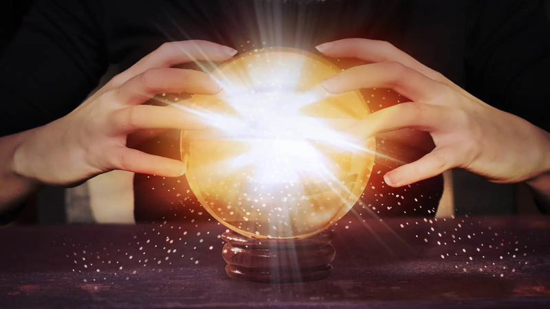 المنجمون أثناء الحرب.. طابور خامس أم تجّار "ترند"؟