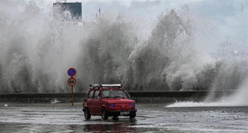 "الأخطر على الإطلاق".. الإعصار ميلتون يجتاح سواحل فلوريدا