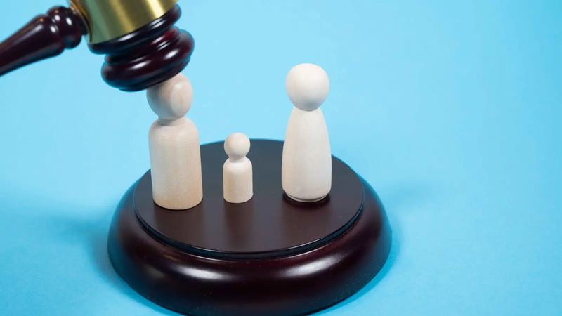 "مروع".. زوجان يضربان رضيعتهما ويتركانها تموت (صورة)