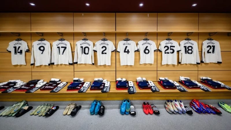 "خدعة احترافية".. جهاز تنصت في غرفة ملابس مانشستر يونايتد