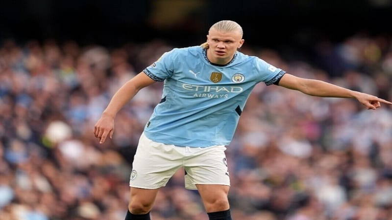 "مفاجأة منتظرة".. صديقة نجم مانشستر سيتي تركت المدرسة من أجله (صورة)