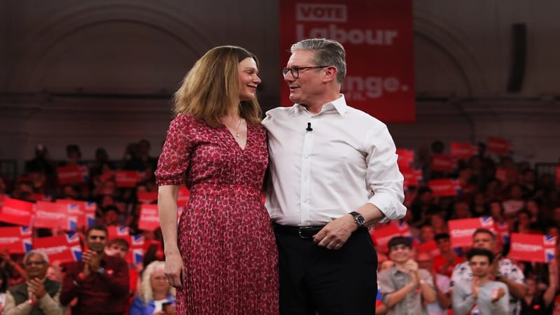 الفضيحة تتعمق: زوجة رئيس وزراء بريطانيا تورطه.. تذاكر مجانية ولقاء سري مع نجمة أمريكية مقابل الحماية