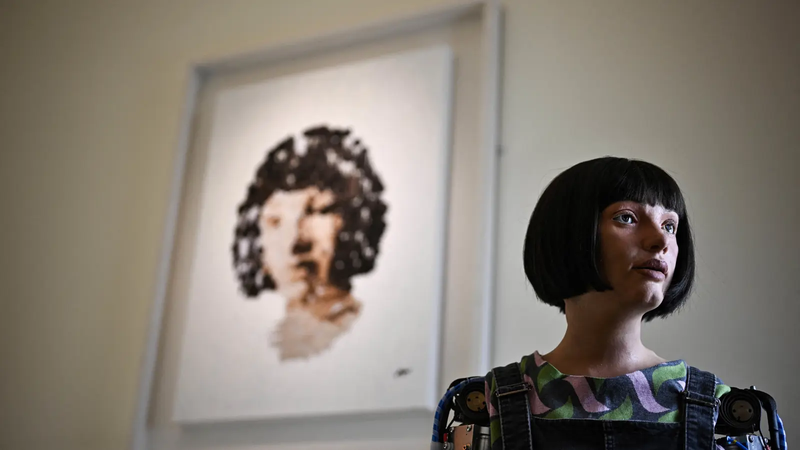 مزاد علني يطرح عملاً فنياً للروبوت الفنان "آي-دا"