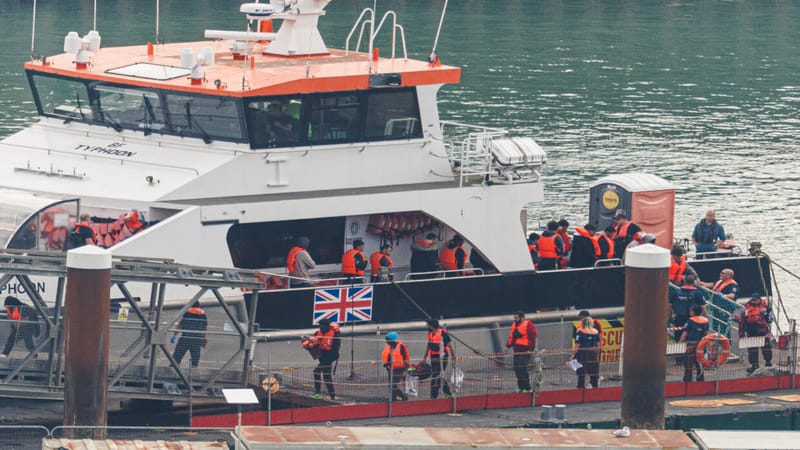 بريطانيا تدرس منح اللجوء إلى أكثر من 60 ألف مهاجر