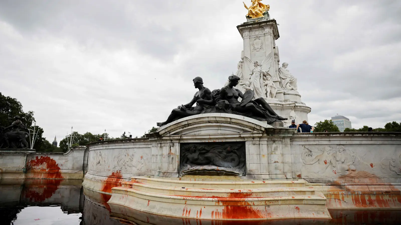 بريطانيا.. الحكم بسجن 5 ناشطين شوّهوا نافورة قصر باكنغهام