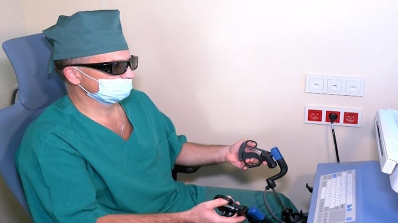 لأول مرة.. إجراء عمليات جراحية باستخدام نظام روبوتي في مستشفى عسكري بموسكو