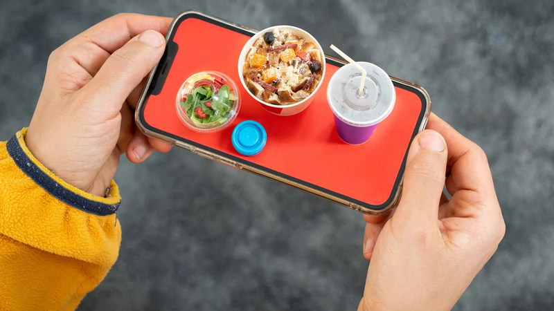 السعودية.. تطبيق نظام حماية لطلبيات المطاعم من عمال التوصيل الجائعين