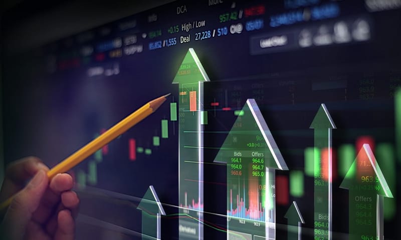 الدولار يسجل أفضل أداء شهري منذ 2022