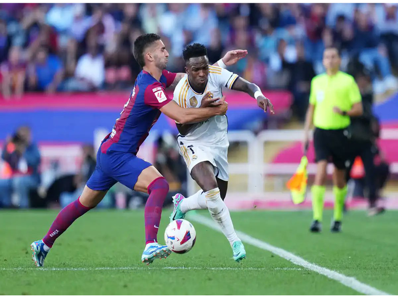 ليفاندوفسكي ومبابي يقودان تشكيلة الكلاسيكو