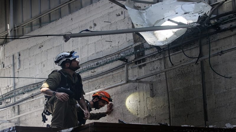 إصابات في استهداف "حزب الله" شركة صناعات عسكرية في عكا شمال إسرائيل