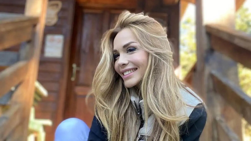 بالصور.. المغنية التركية "شمال" تعرض شكلها قبل وبعد "سرطان الدماغ"