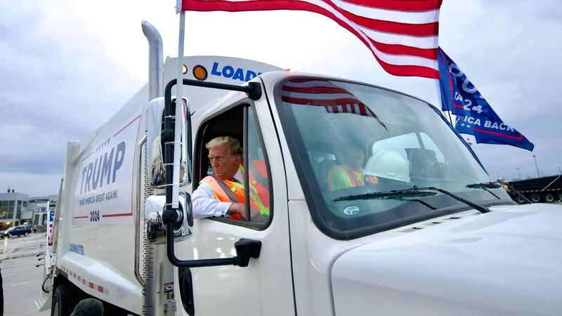 رداً على بايدن.. ترامب يقود "شاحنة قمامة"