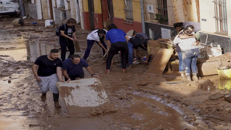 إسبانيا.. توقعات أولية بمصرع 500 شخص ومئات المفقودين جراء الفيضانات المدمرة