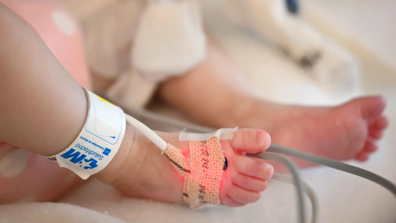 فحص حمض نووي يكشف "مصادفة" عن استبدال طفلتين بالخطأ