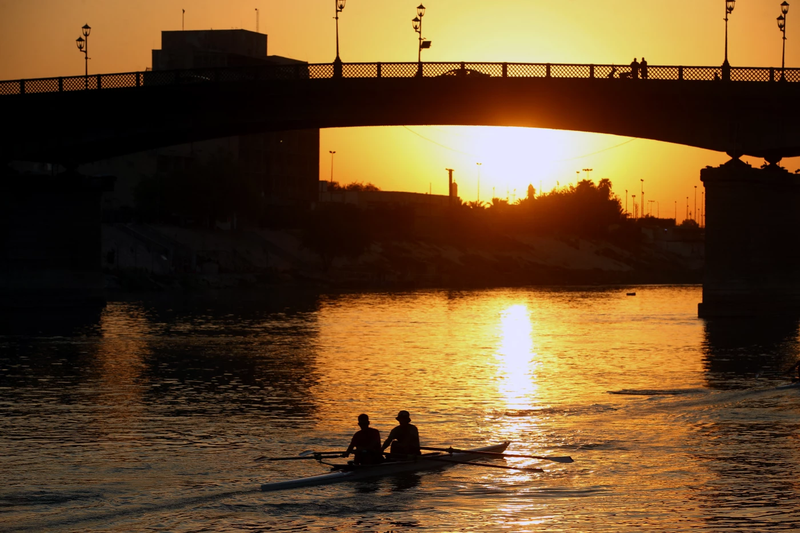 البقع النفطية التي ضربت نهر دجلة تقترب من بغداد.. لم تتلاشى حتى الآن