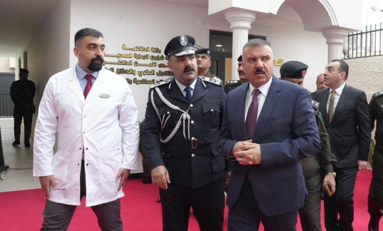 وزير الداخلية يفتتح مركزي العلاج الطبيعي والتأهيل الطبي وصناعة الأطراف والمساند الطبية