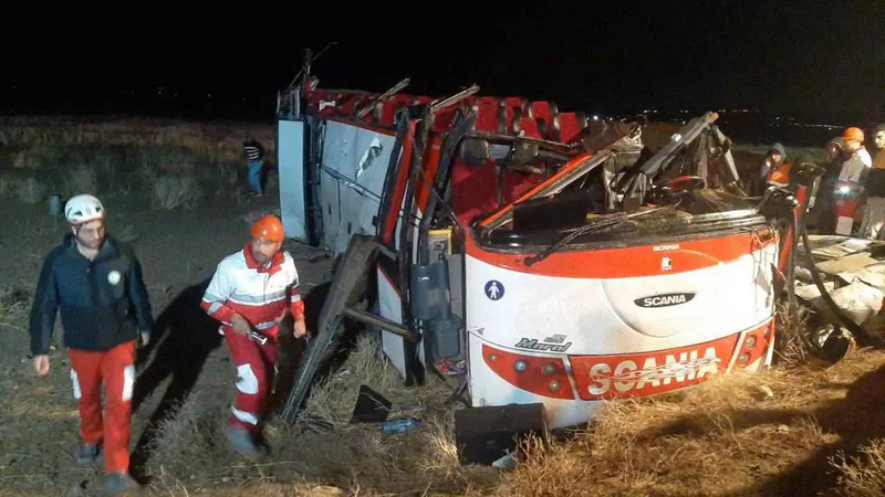 إيران.. 4 قتلى وعشرات الجرحى في انقلاب حافلة